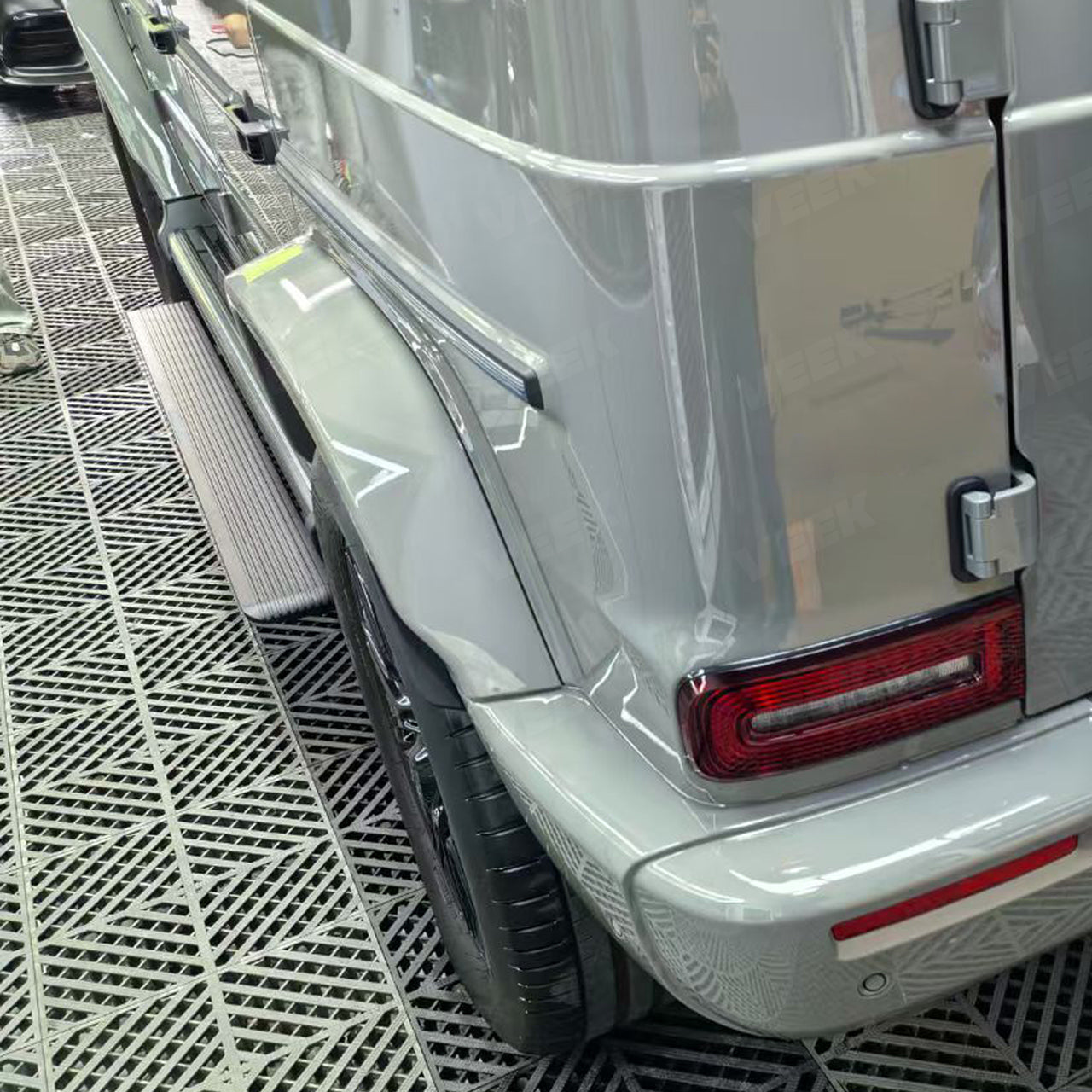 W465 G-Class retractable side-step system