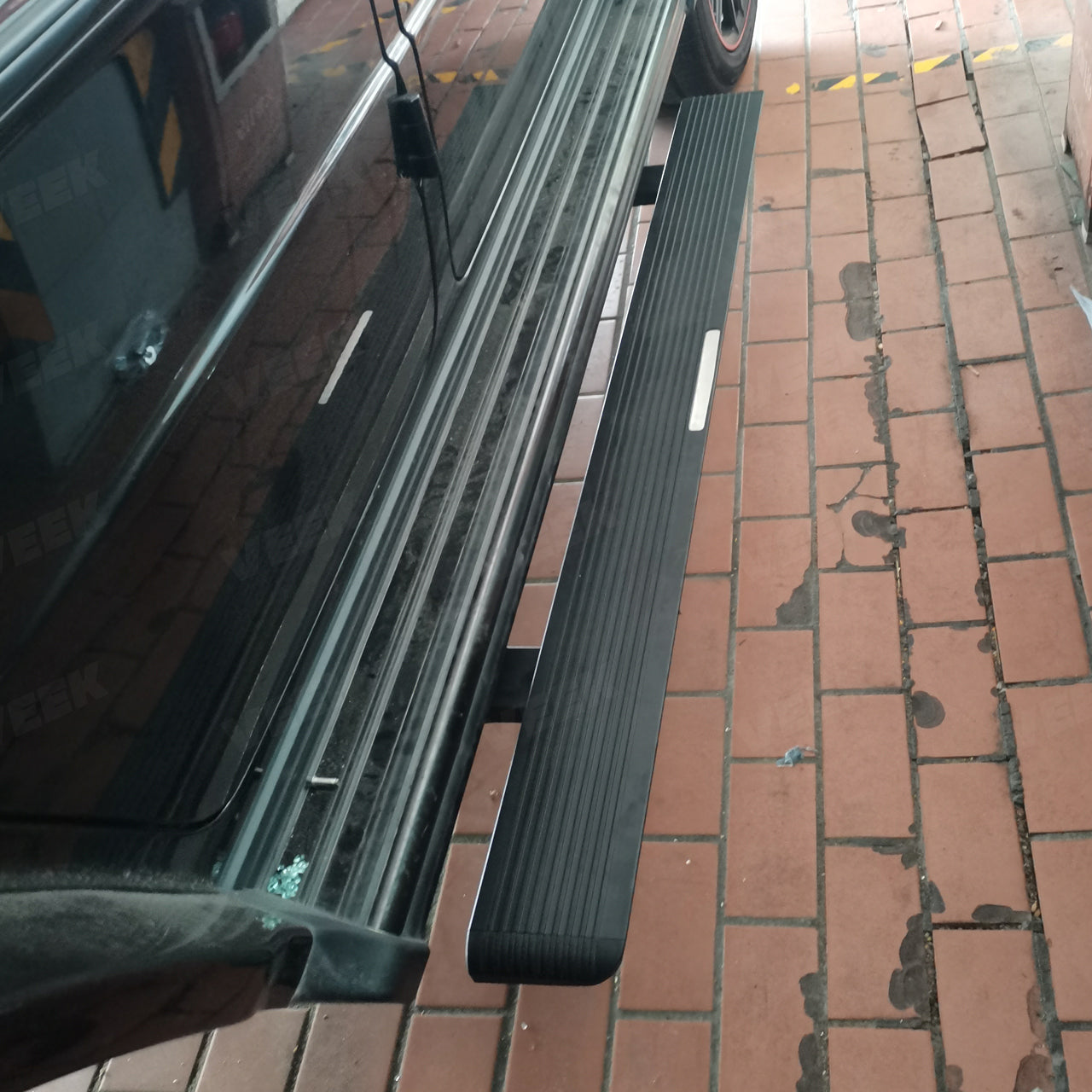Short electric side-step option for Mercedes G-Class